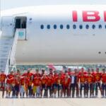 Campeões do mundo desembarcam em Madrid sob festa e emoção