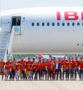 Campeões do mundo desembarcam em Madrid sob festa e emoção