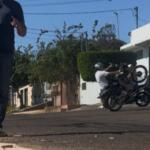 VÍDEO: Motociclista invade reportagem do Midiamax e é flagrado dando ‘grau’ no Sayonara