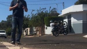 VÍDEO: Motociclista invade reportagem do Midiamax e é flagrado dando ‘grau’ no Sayonara