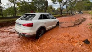 Motorista é resgatado pelos bombeiros após carro atolar em meio à enxurrada em Campo Grande
