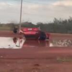 carro poça da agua