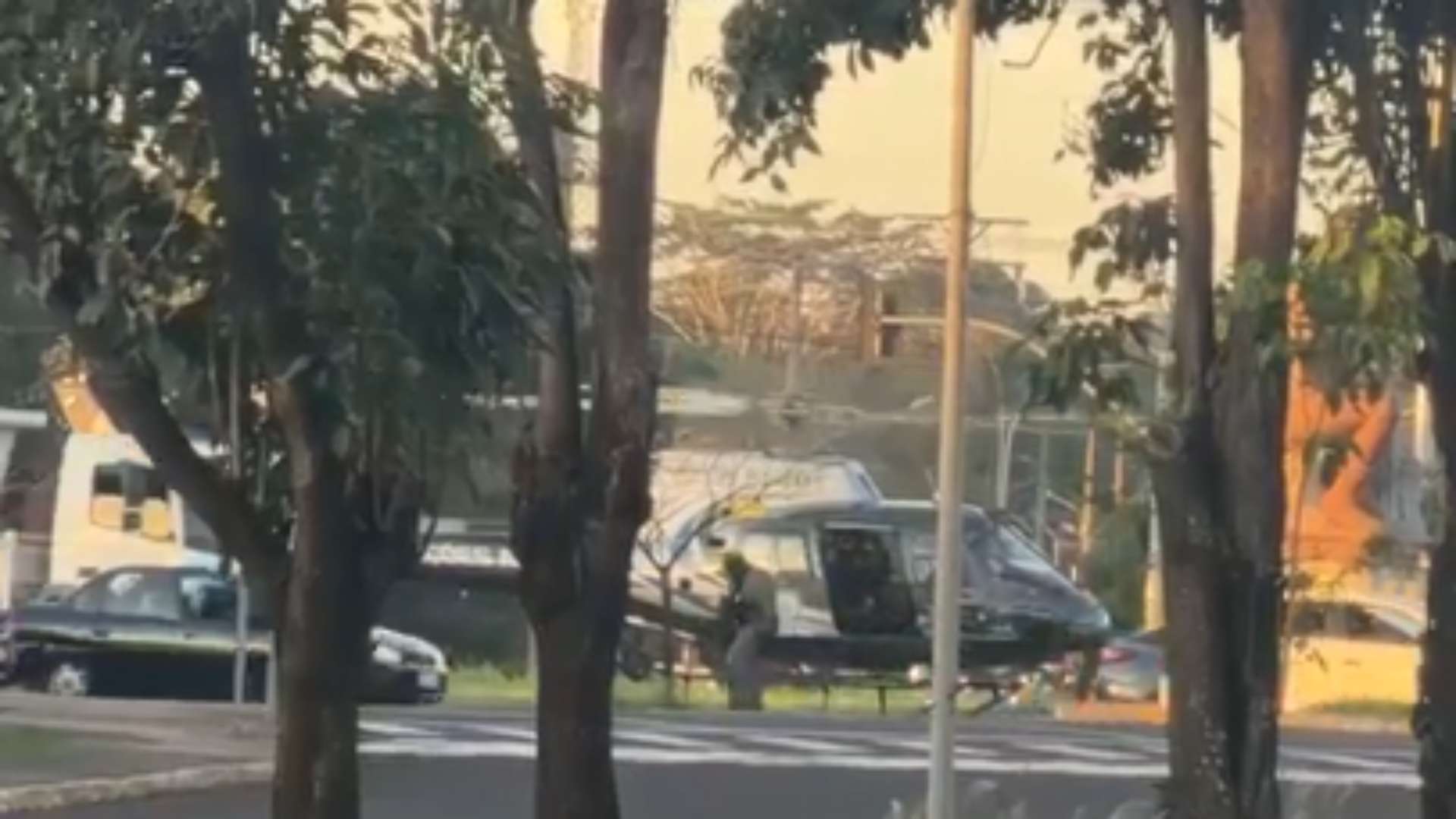 VÍDEO: Helicóptero da PMMS pousa em rotatória e chama atenção em Campo Grande