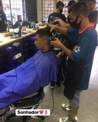 jovem barbeiro inspirar