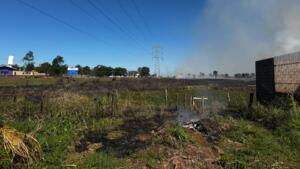 Em dia de baixa umidade do ar, incêndio em vegetação assusta moradores no Lagoa Dourada