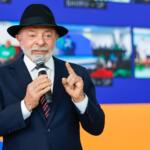 Lula mostra dedo do meio durante discurso: ‘Aqui para eles’