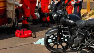 Motociclista morre após bater no canteiro central da Avenida Duque de Caxias