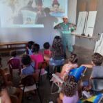 Mostrando talento desde cedo, crianças da Vila Nhanhá dão nova vida a roupas usadas