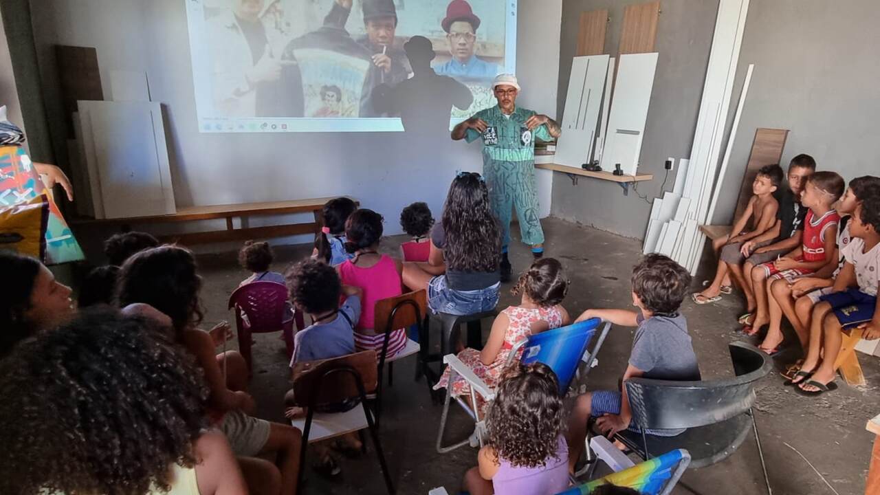 Mostrando talento desde cedo, crianças da Vila Nhanhá dão nova vida a roupas usadas