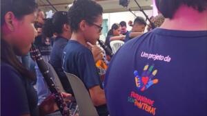 Orquestra Fraternidade Sem Fronteiras abre inscrições e estreia aulas de canto