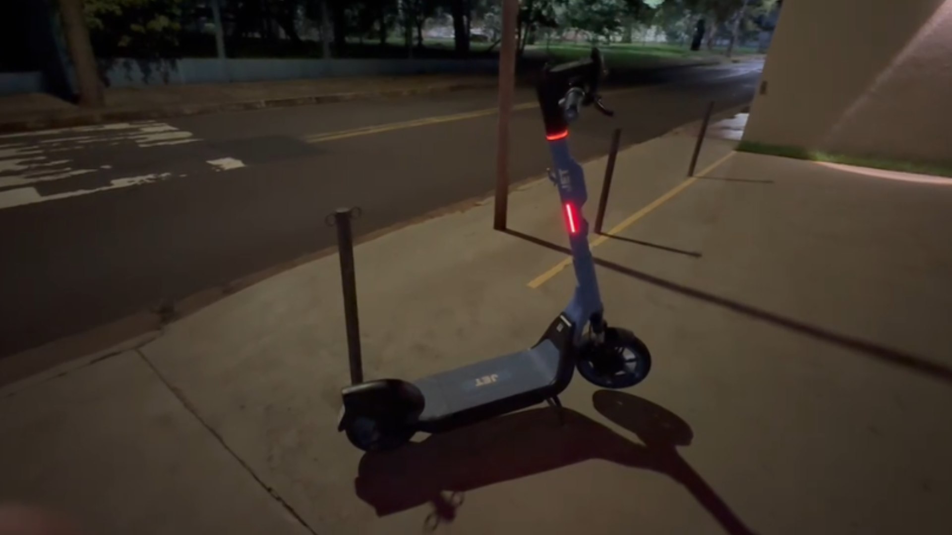 Patinete é encontrado abandonado na Vila Margarida, em Campo Grande