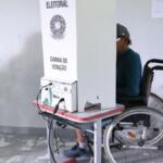 Eleitores PCDs podem levar alguém para ajudar a votar nas eleições de 2026?