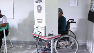 Eleitores PCDs podem levar alguém para ajudar a votar nas eleições de 2026?
