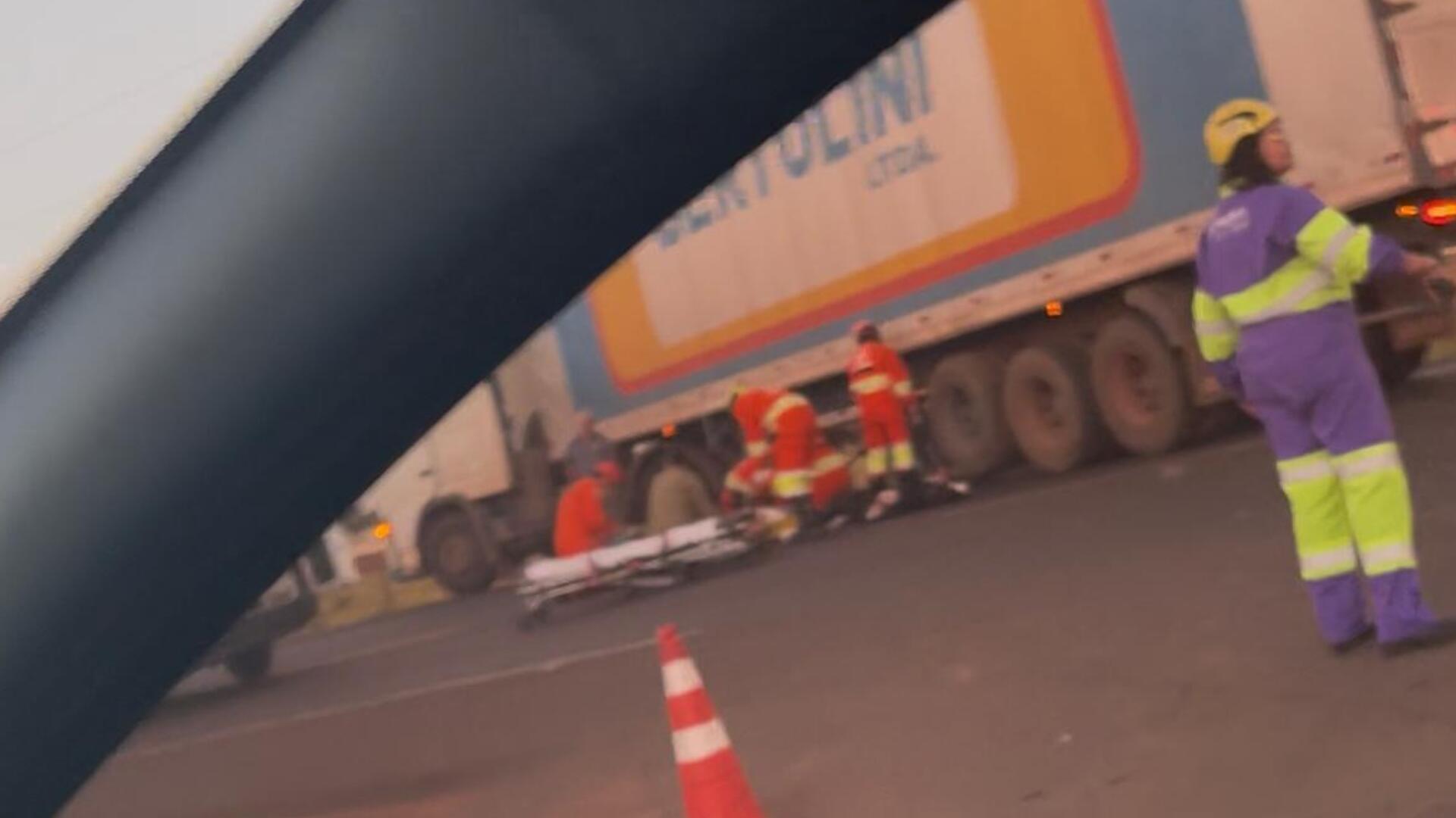 Motociclista para embaixo de carreta após colisão em saída de posto na BR-163