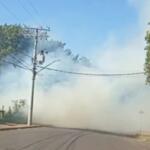 Incêndio em chácara cobre rua de fumaça e dificulta o trânsito no Jardim Morenão