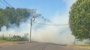 Incêndio em chácara cobre rua de fumaça e dificulta o trânsito no Jardim Morenão