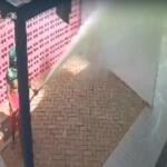 VÍDEO: Garotos ‘mascarados’ acionam extintor e espalham comida em creche nas Moreninhas