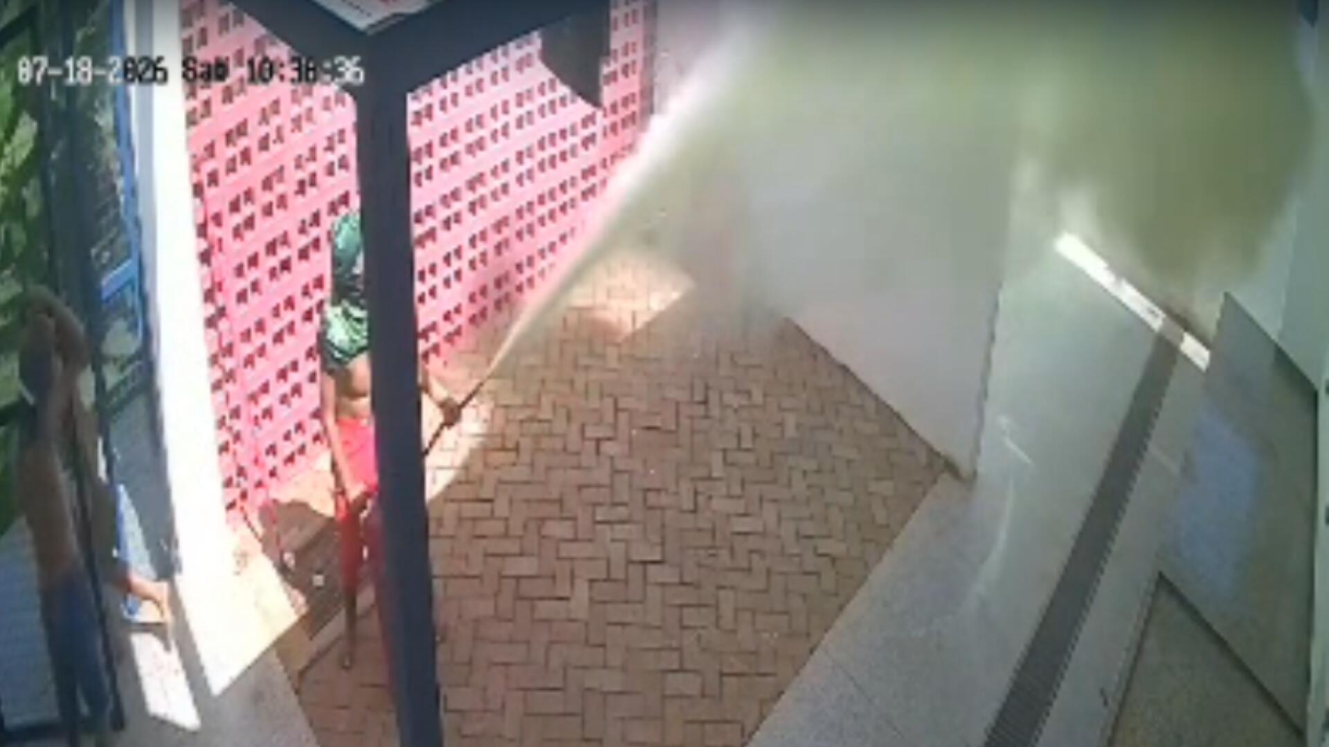 VÍDEO: Garotos ‘mascarados’ acionam extintor e espalham comida em creche nas Moreninhas