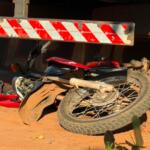 Motociclista vai parar embaixo de caminhão após ser atingido por carro em cruzamento
