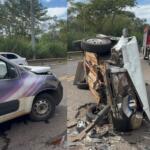 vitima sai de porta malas carro bate em furgão 222