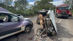 vitima sai de porta malas carro bate em furgão 222