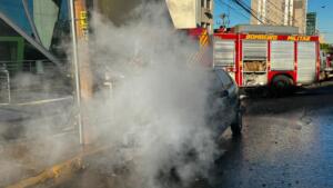 VÍDEO: A caminho do trabalho, rapaz tem carro incendiado na Afonso Pena após pane no motor