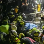 Mulher é resgatada após 35 horas sob escombros na Colômbia