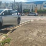 Motorista colide em moto ao sair de faixa de estacionamento na Afonso Pena