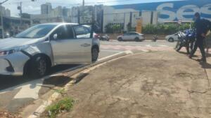 Motorista colide em moto ao sair de faixa de estacionamento na Afonso Pena