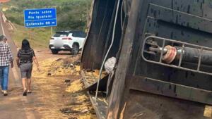 Sobe para 7 número de mortos em acidente entre carreta e carro na MS-386