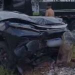 Carro sobe em rotatória e derruba poste na Avenida Cônsul Assaf Trad