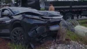 Carro sobe em rotatória e derruba poste na Avenida Cônsul Assaf Trad