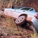 Carro com duas crianças cai em vala em estrada vicinal de Terenos