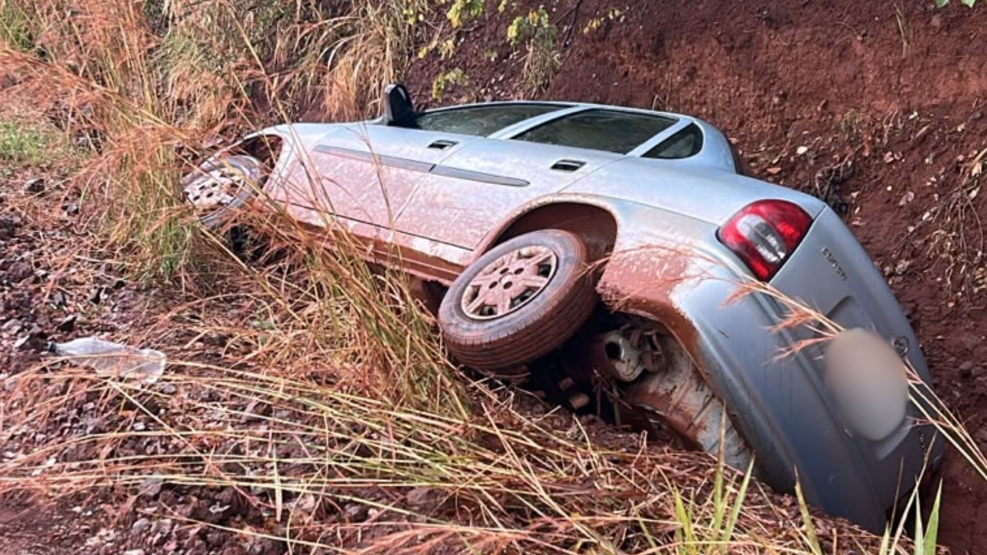 Carro com duas crianças cai em vala em estrada vicinal de Terenos