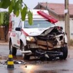 Ambulância tem frente destruída após batida com caminhão em Água Clara