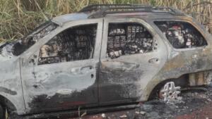 Motorista abandona carro carregado com cigarros e veículo pega fogo em Caarapó