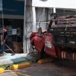 Sem freios, caminhão invade calçada e atinge concessionária na Avenida Afonso Pena
