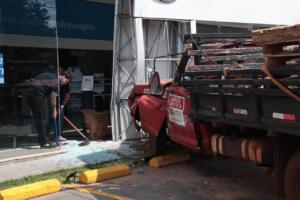 Sem freios, caminhão invade calçada e atinge concessionária na Avenida Afonso Pena