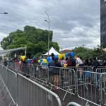 Campo-grandenses fazem fila 2 horas antes da distribuição do bolo de aniversário da Capital