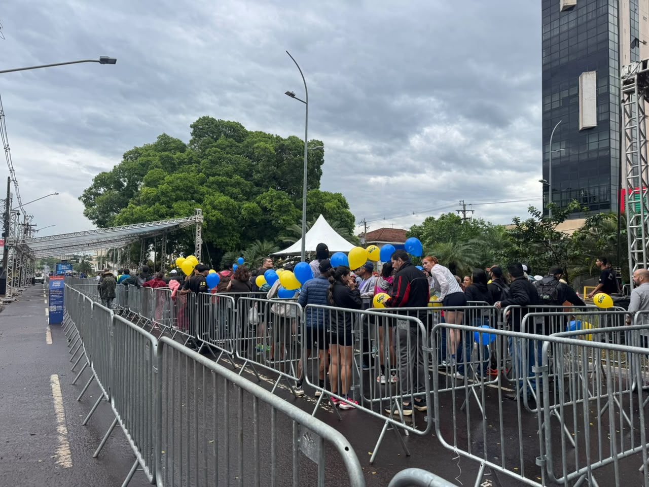 Ansiosos? Campo-grandenses fazem fila 2 horas antes da distribuição do bolo de aniversário