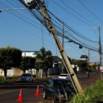 Motorista acerta poste e abandona carro no meio da Tamandaré em Campo Grande
