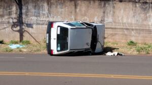 Motorista se atrapalha com sacola levada pelo vento e capota Uno na Tamandaré
