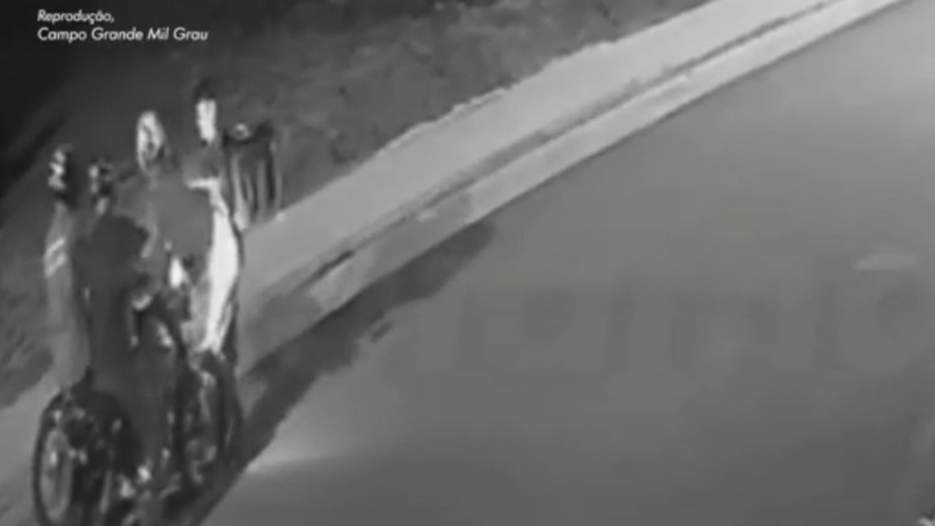 VÍDEO: Motoentregador é roubado no Rita Vieira e corre para fugir dos bandidos