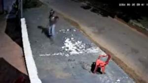 Vídeo: Suspeito entra armado em comércio, ameaça clientes e foge a pé em Coxim