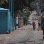 Homem foi baleado em ‘biqueira’ e morreu tentando se esconder em quintal de casa no Nova Lima