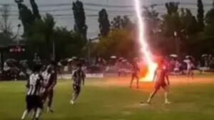Raio mata jogador e deixa 12 feridos em campo de futebol na Tailândia
