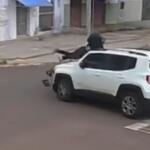 VÍDEO: Motorista avança Pare, atinge motociclista e foge na Rua Bom Sucesso