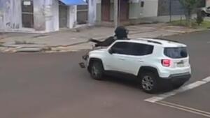 VÍDEO: Motorista avança Pare, atinge motociclista e foge na Rua Bom Sucesso