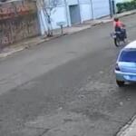 Vídeo mostra motociclista se enroscando em fio solto na Rua João Pessoa em Campo Grande