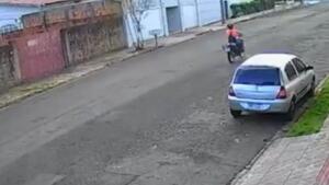 Vídeo mostra motociclista se enroscando em fio solto na Rua João Pessoa em Campo Grande